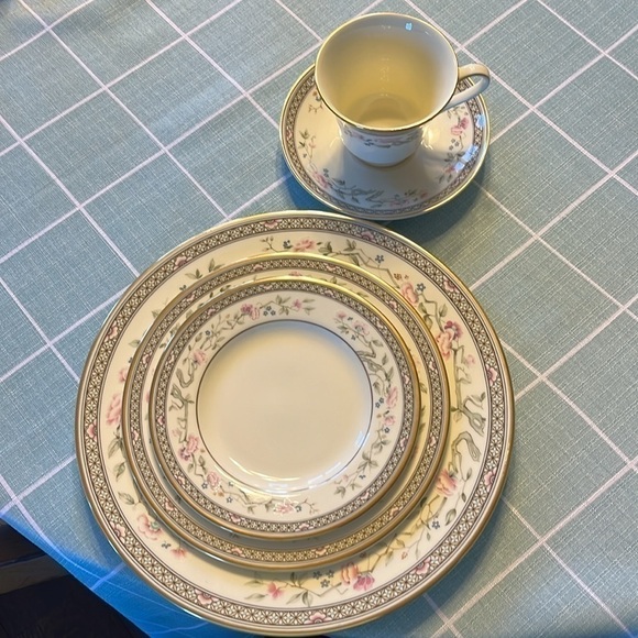 Minton Marquesa, Fine Bone China, Made In England, One Place Setting! - Picture 9 of 9